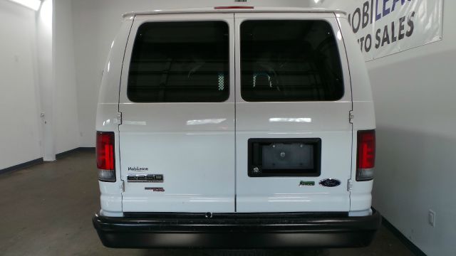 Ford Econoline 2013 photo 1