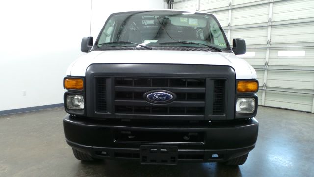 Ford Econoline 2013 photo 1