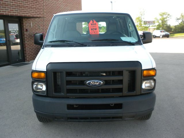 Ford Econoline 2013 photo 16