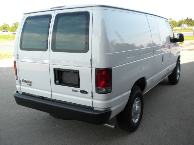 Ford Econoline 2013 photo 17