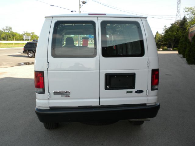 Ford Econoline 2013 photo 18