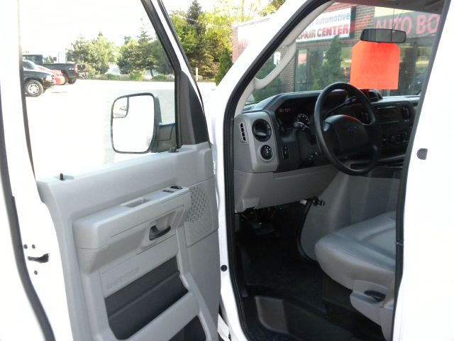 Ford Econoline 2013 photo 25