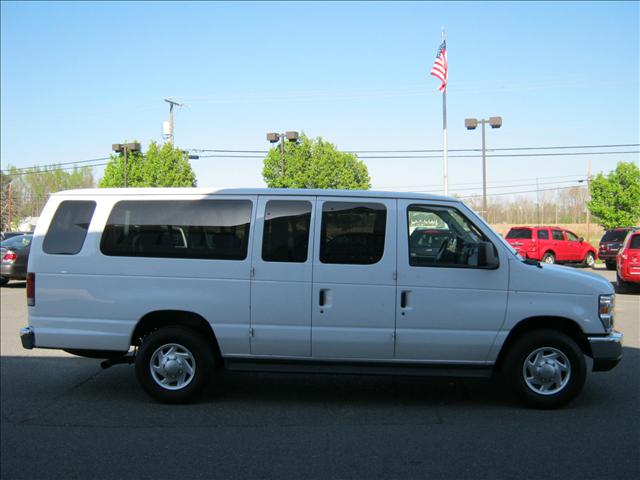 Ford Econoline Wagon 2010 photo 1