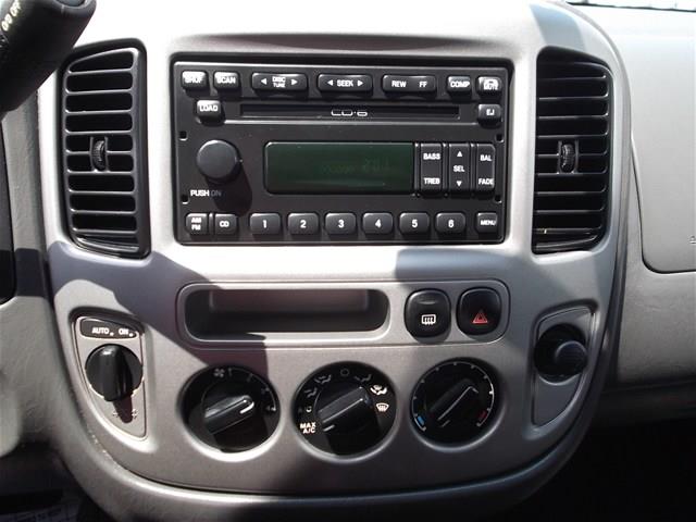 Ford Escape 2004 photo 1