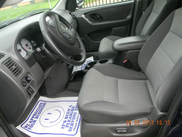 Ford Escape 2004 photo 2