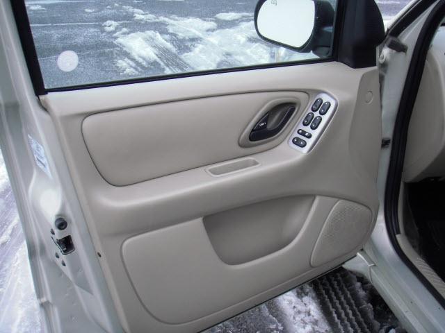 Ford Escape 2005 photo 2