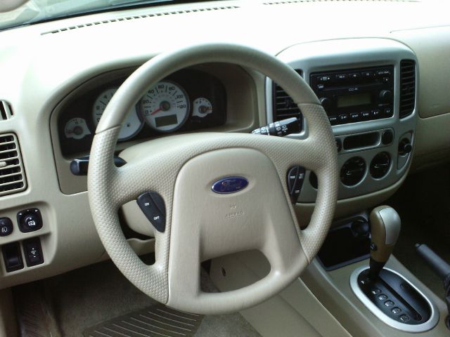 Ford Escape 2005 photo 2