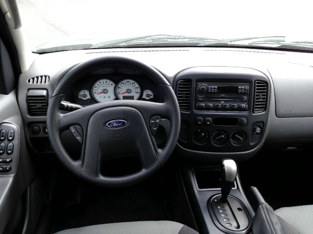 Ford Escape 2005 photo 1