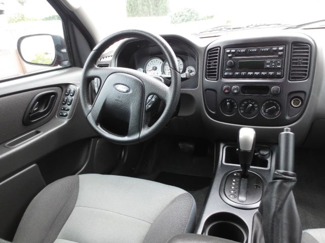 Ford Escape 2005 photo 20