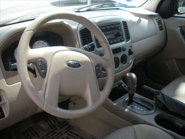 Ford Escape 2005 photo 2