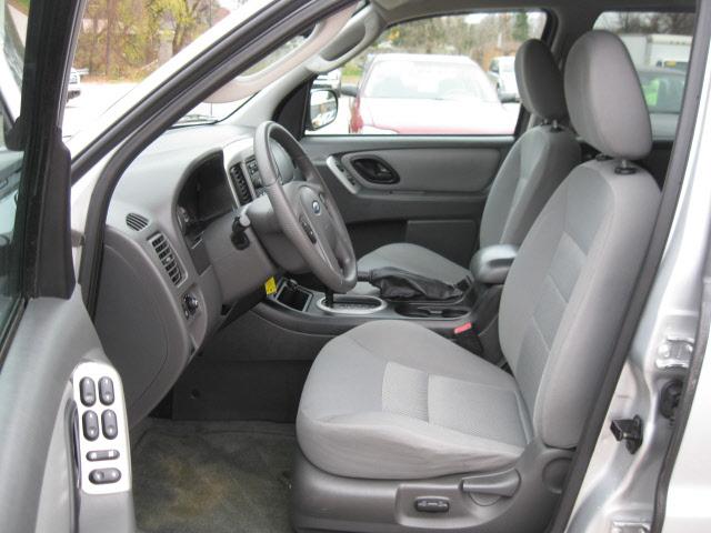 Ford Escape 2005 photo 2