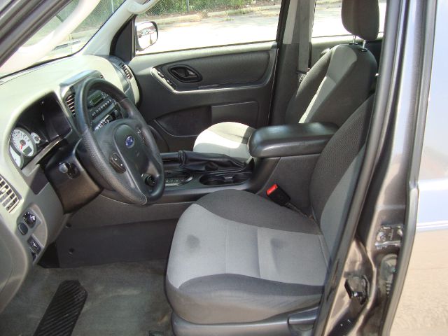 Ford Escape 2005 photo 2