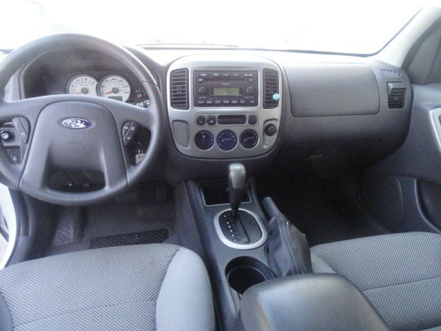 Ford Escape 2005 photo 2