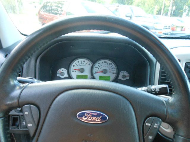 Ford Escape 2005 photo 1