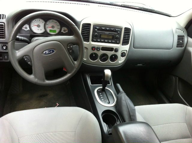 Ford Escape 2005 photo 2