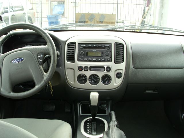 Ford Escape 2005 photo 1