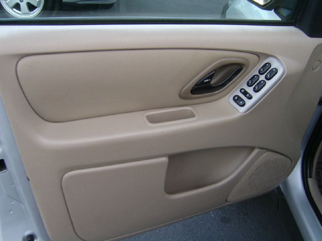 Ford Escape 2005 photo 18