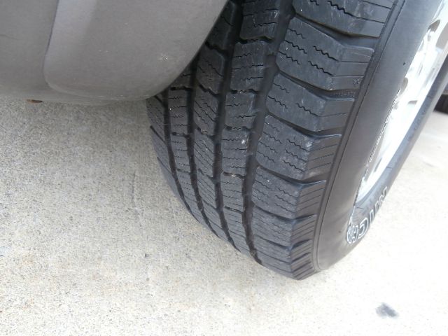 Ford Escape 2005 photo 2