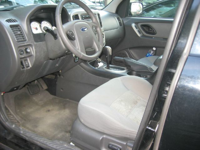 Ford Escape 2005 photo 2