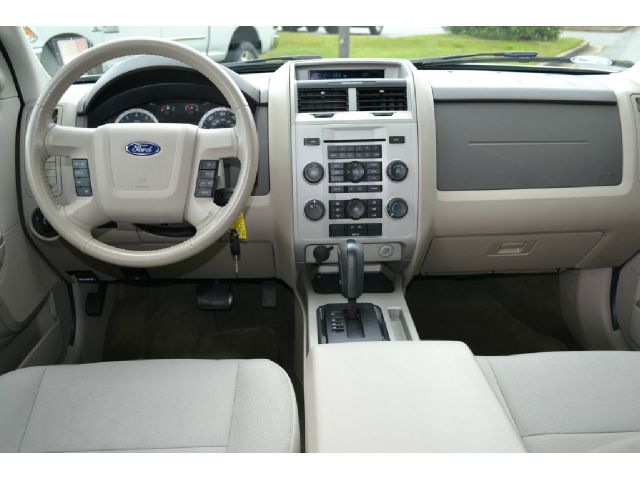 Ford Escape 2011 photo 2