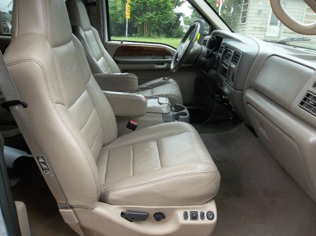 Ford Excursion 2002 photo 1