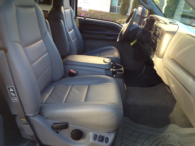 Ford Excursion 2004 photo 33