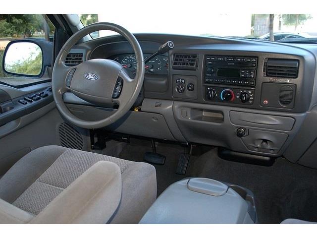 Ford Excursion 2004 photo 0