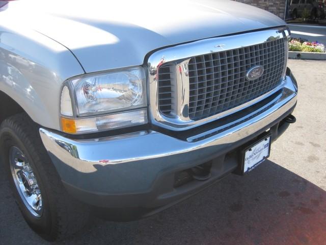 Ford Excursion 2004 photo 1