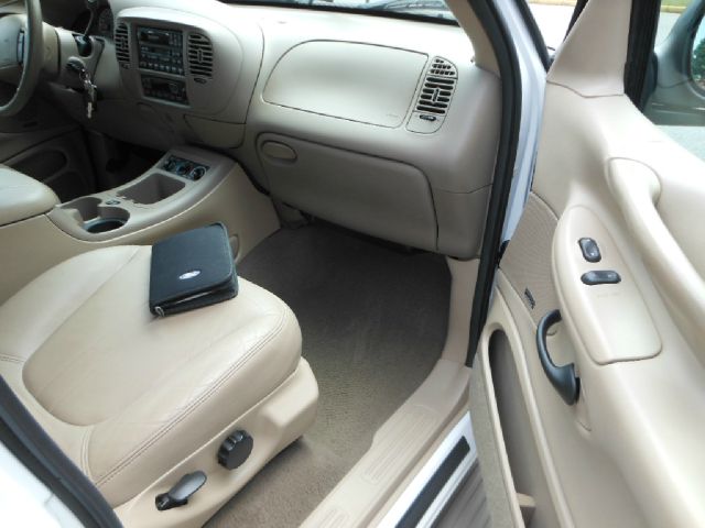 Ford Expedition 2002 photo 2