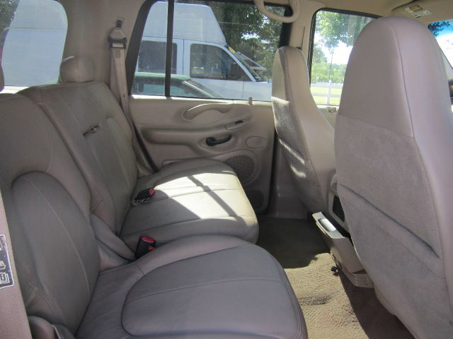 Ford Expedition 2002 photo 2