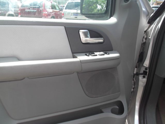 Ford Expedition 2004 photo 2