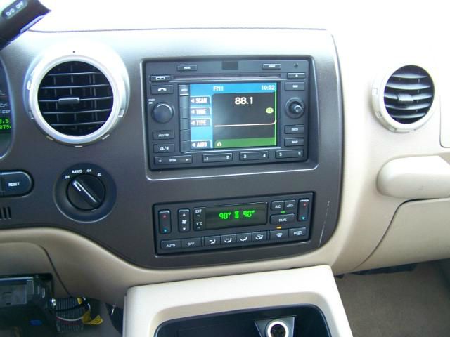 Ford Expedition 2004 photo 2