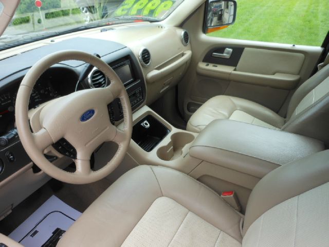 Ford Expedition 2004 photo 2