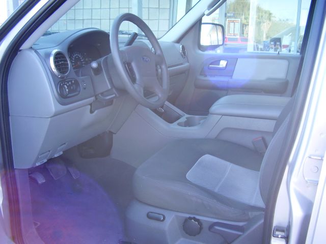 Ford Expedition 2004 photo 2