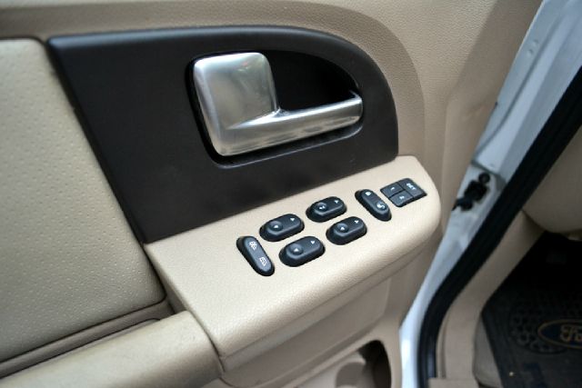 Ford Expedition 2004 photo 17