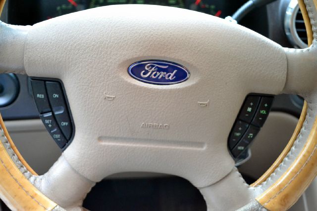 Ford Expedition 2004 photo 2