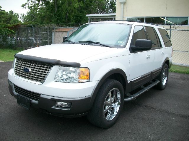 Ford Expedition 2004 photo 2