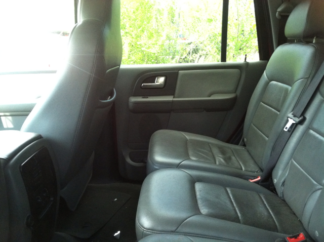 Ford Expedition 2004 photo 2