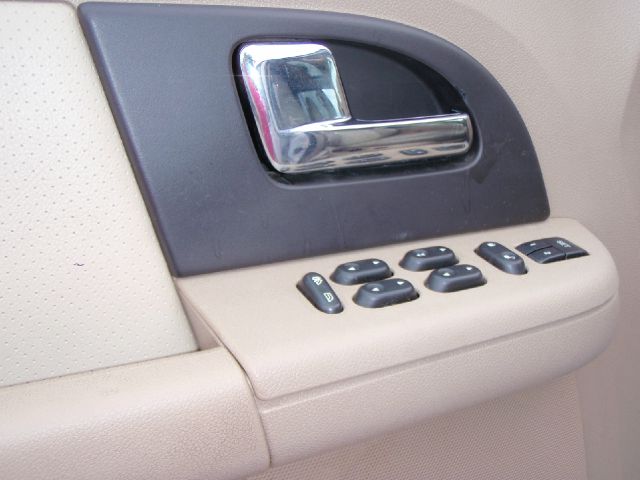 Ford Expedition 2005 photo 2