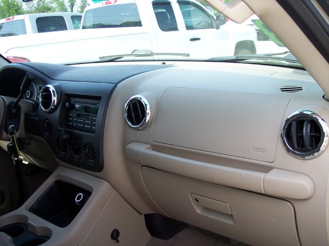 Ford Expedition 2005 photo 2