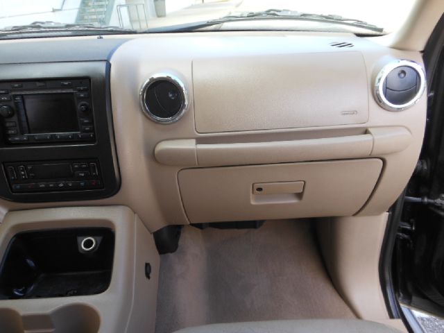 Ford Expedition 2005 photo 24