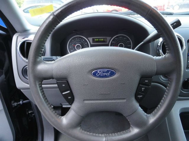 Ford Expedition 2005 photo 2