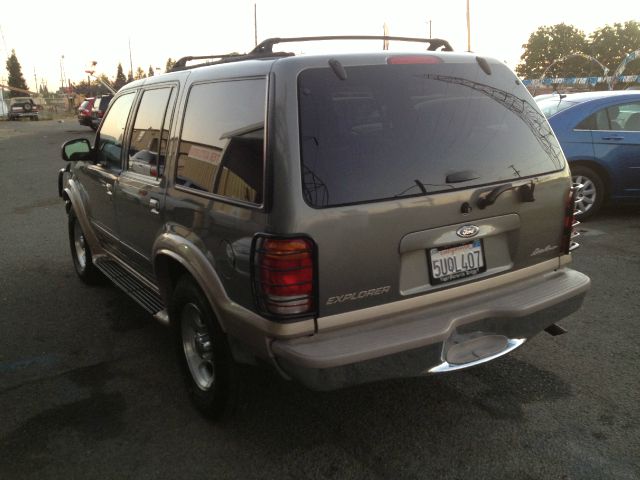 Ford Explorer E320 - Extra Sharp SUV