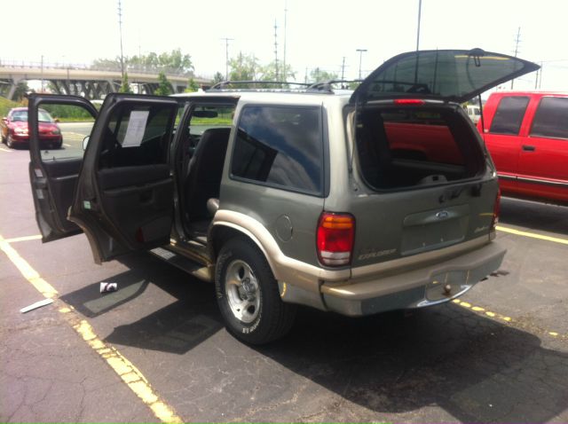 Ford Explorer E320 - Extra Sharp SUV