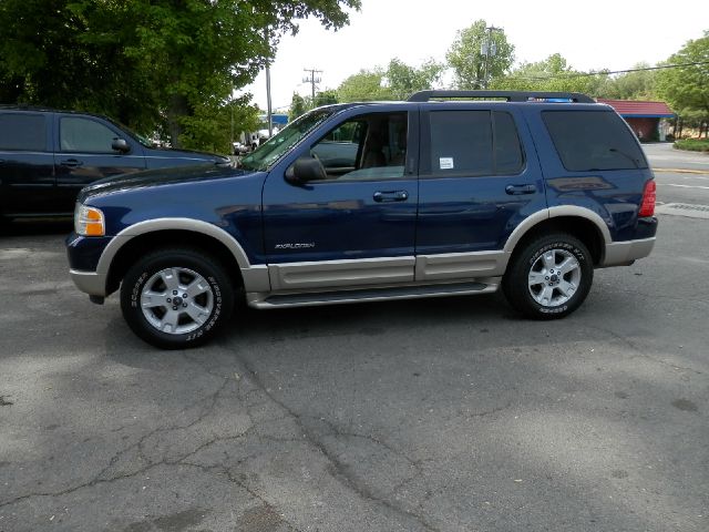 Ford Explorer Custom Deluxe SUV