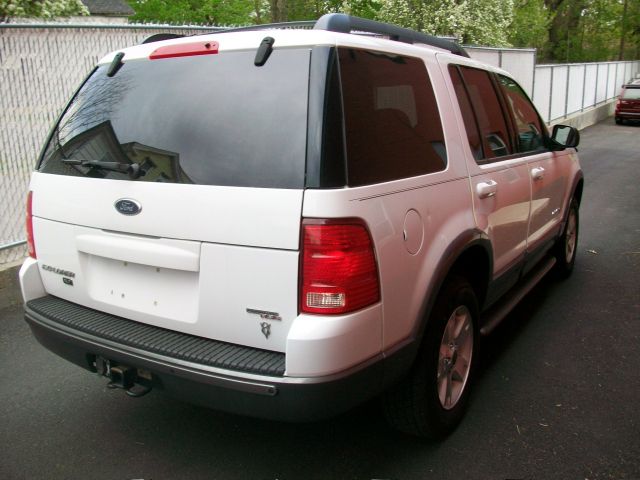 Ford Explorer Custom Deluxe SUV