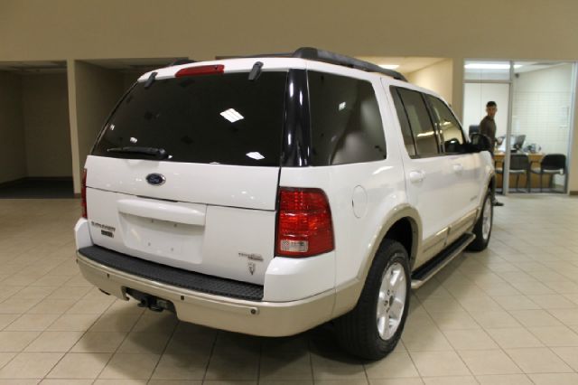 Ford Explorer Custom Deluxe SUV