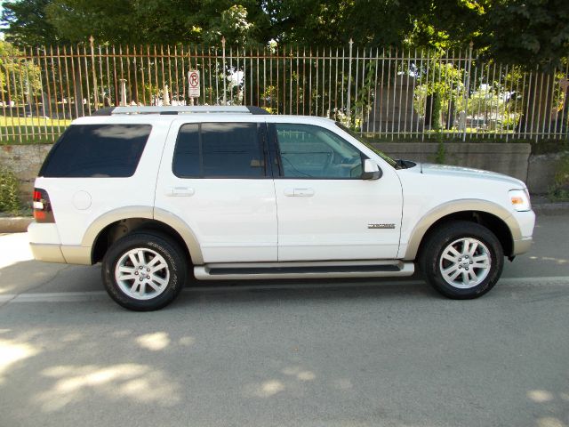 Ford Explorer Custom Deluxe SUV