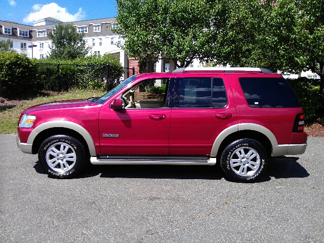 Ford Explorer Custom Deluxe SUV