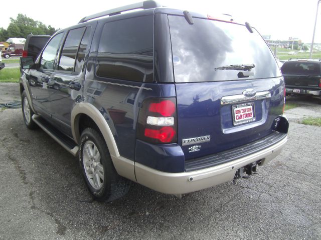 Ford Explorer Custom Deluxe SUV